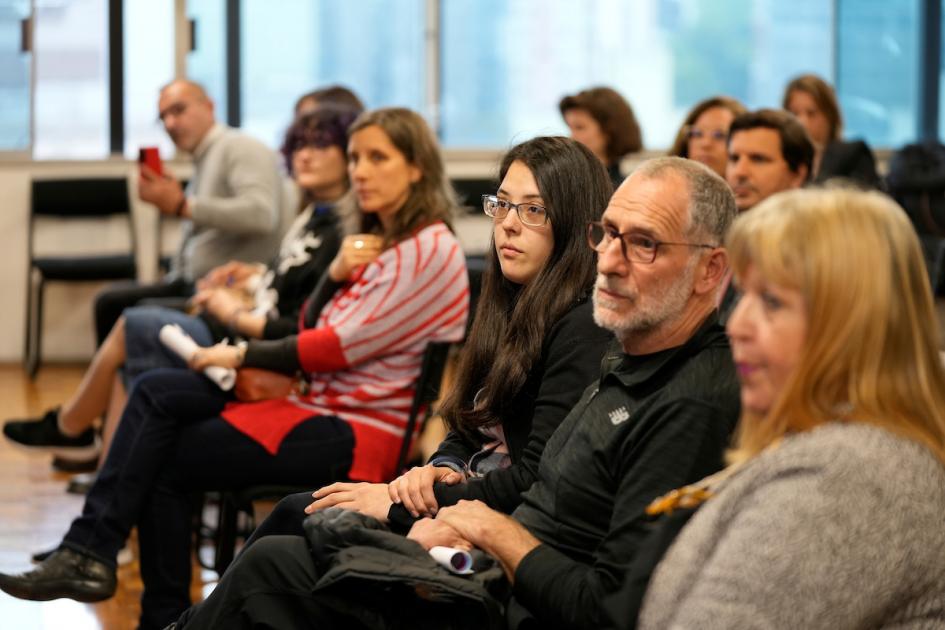 Personas en el auditorio.