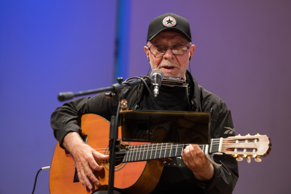 León Gieco en campaña del Nodo Uruguay de la Red por el Derecho a la Identidad