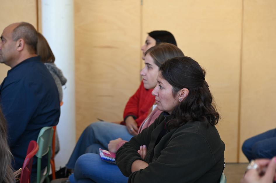 Mujeres sentadas presenciando el acto