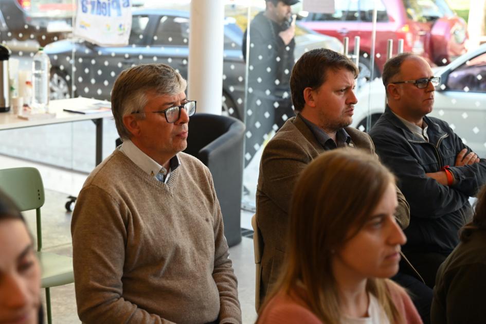 Gustavo González, alcalde de Las Piedras, sentado presenciando el acto