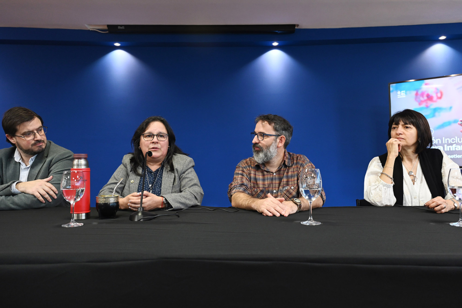 Personas en una mesa exponiendo