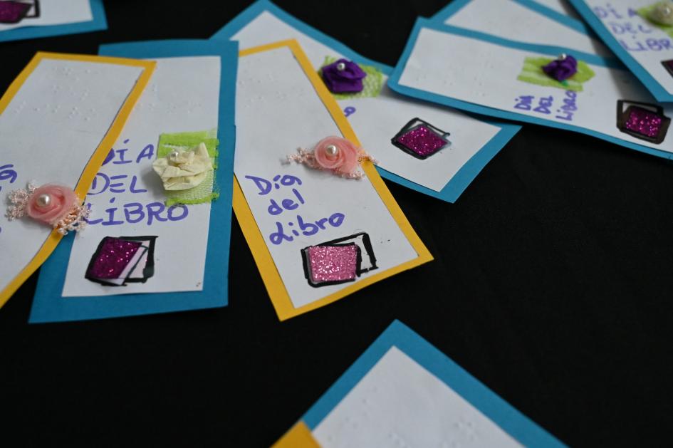 Marcalibros de papel en una mesa que dicen "Día Nacional del Libro"