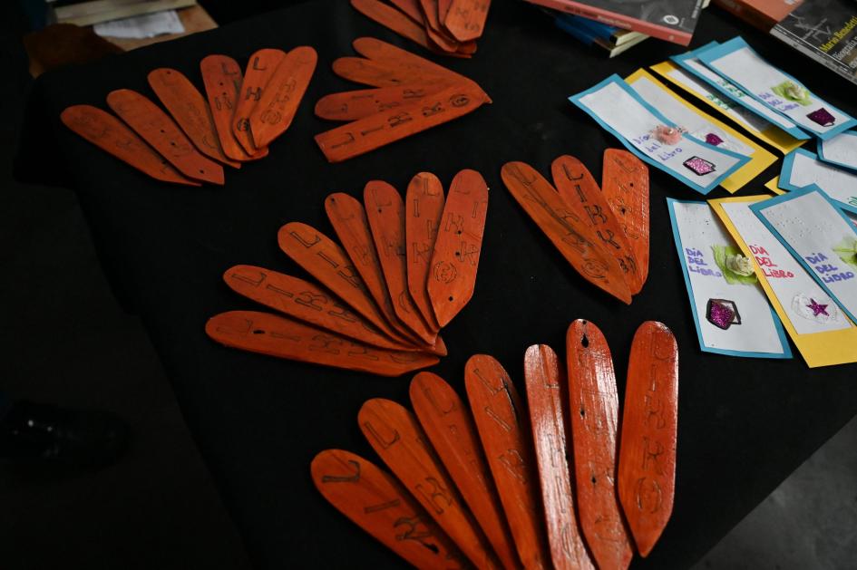 Marcalibros de madera en una mesa que dicen "Día Nacional del Libro"