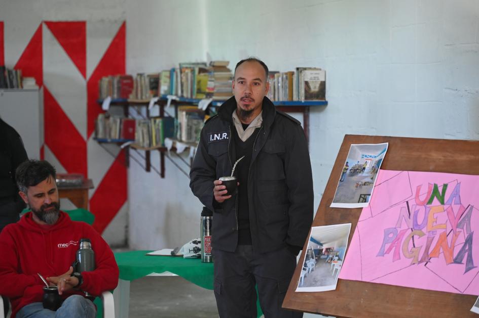 Inauguración de biblioteca multimodal en la Unidad N.º3 de Libertad, San José Persona del INR hablando