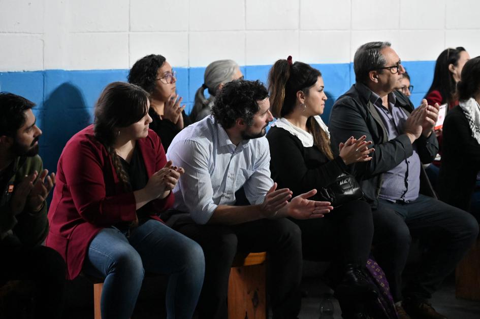 Luisa Fernández y Gonzalo Baroni, sentados observando las actividades.