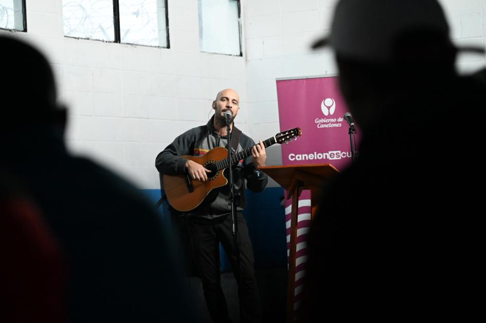 Interpretación en vivo del cantautor El Ale´man