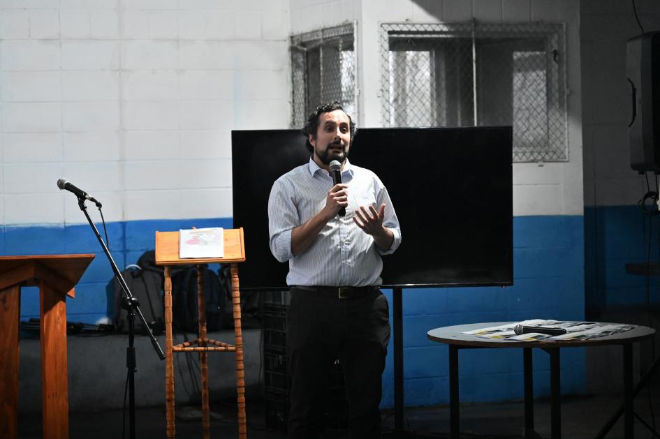Gonzalo Baroni, de pie, hablando con micrófono a la multitud