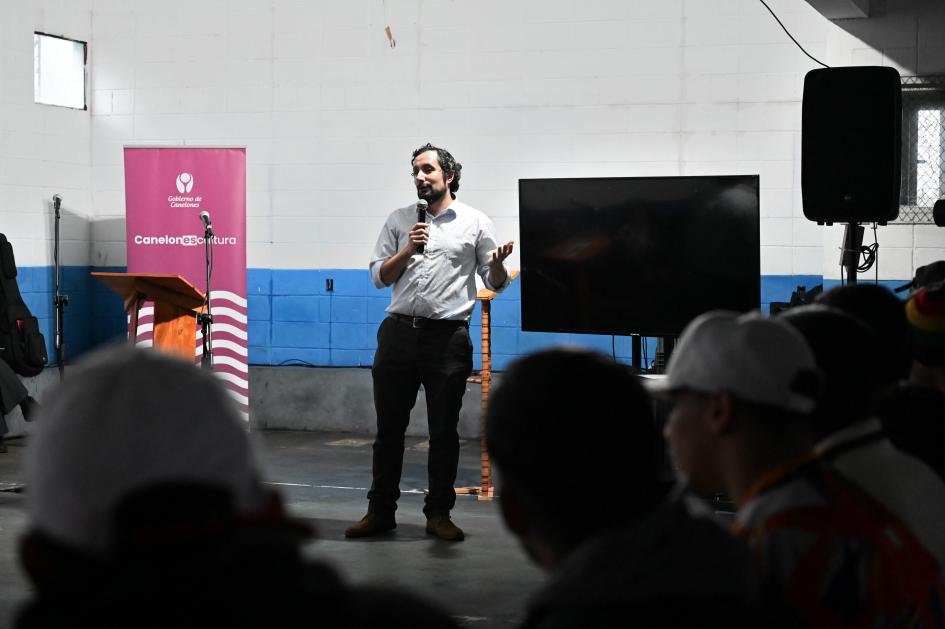 Presentación del libro "El adentro y afuera: a través de mi ventana"