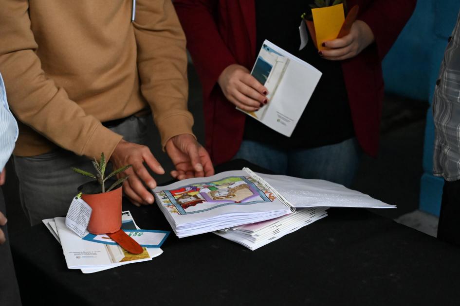 Libro en braille de "La bella durmiente" y obsequios entregados.