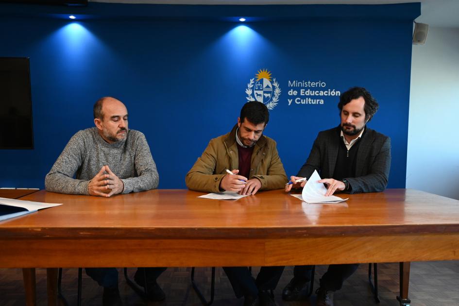 Gonzalo Baroni y beneficiario firmando hojas