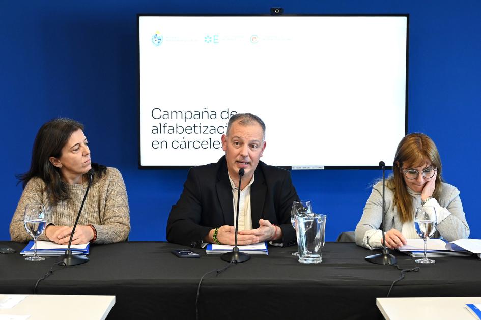 Director nacional de Educación, Gabriel Quirici; directora del INR, Ana Juanche y directora sec