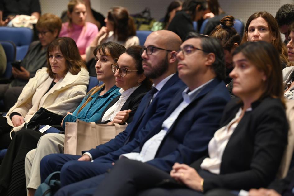 Autoridades invitadas, sentadas en primera fila