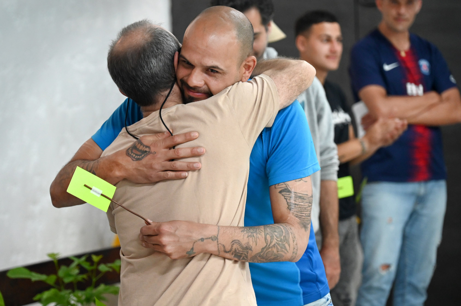 Dos personas dándose un abrazo