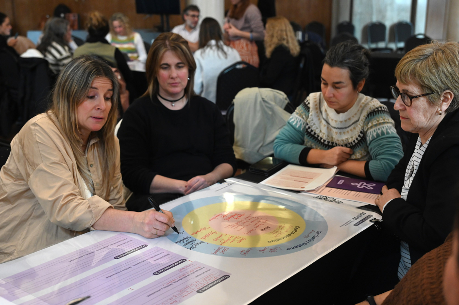 Participantes en una dinámica grupal