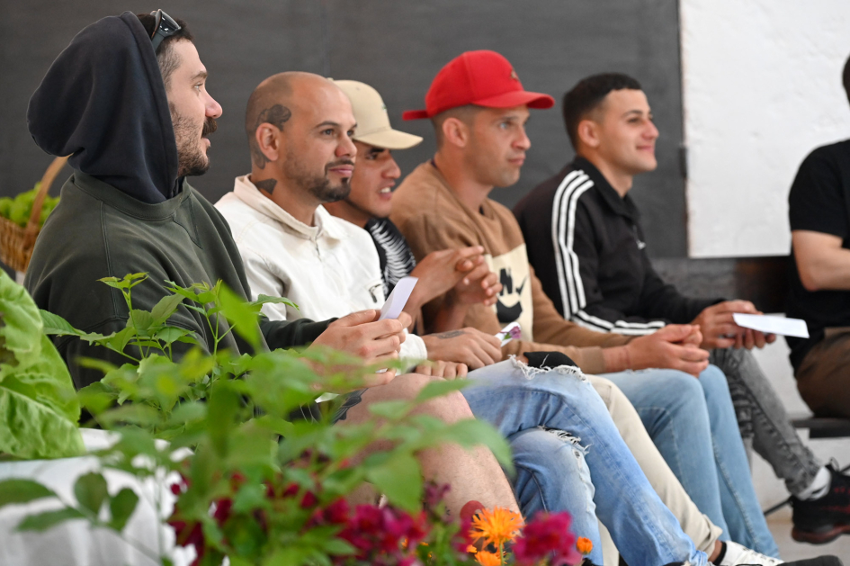 Participantes escuchando