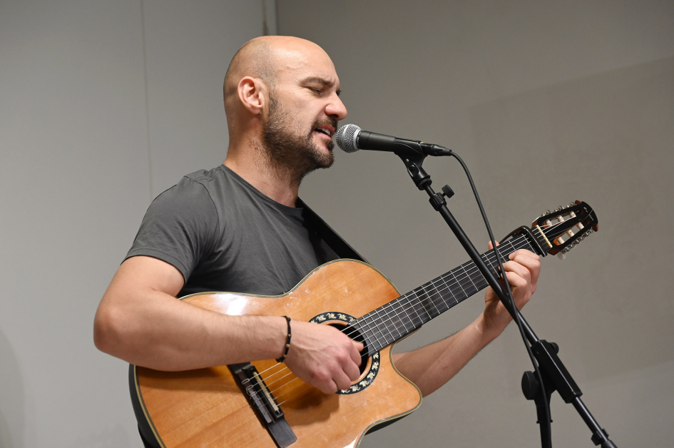 Músico tocando la guitarra