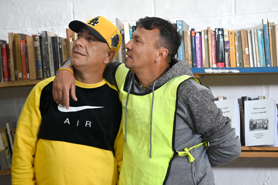 Dos personas abrazadas