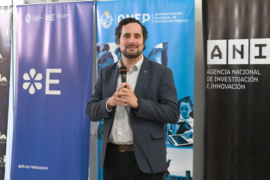 Director nacional de Educación, Gonzalo Baroni, hablando de pie