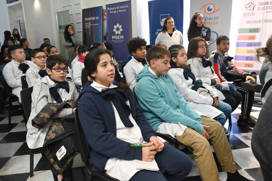 Niños escolares sentados prestando atención