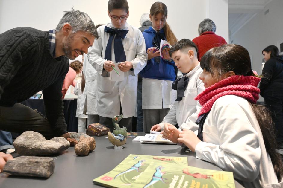 Niños jugando con un adulto a las cartas