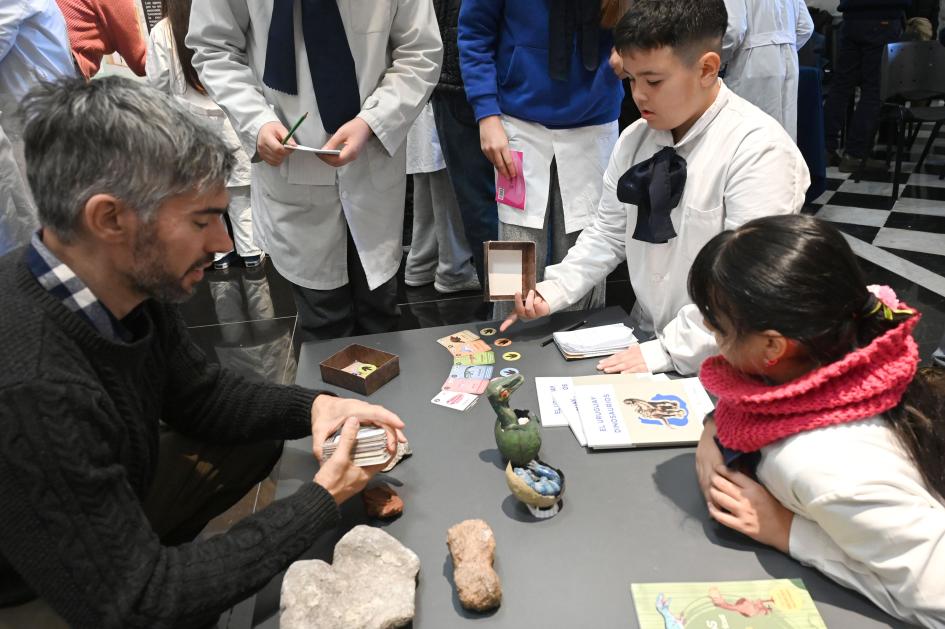 Niños jugando con un adulto a las cartas