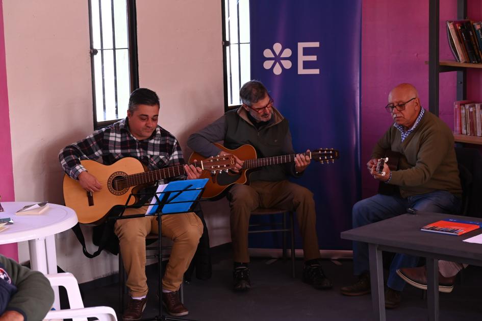 Inauguración de biblioteca multimodal en la Unidad N.º24 de Mercedes, Soriano Personas tocando la guitarra