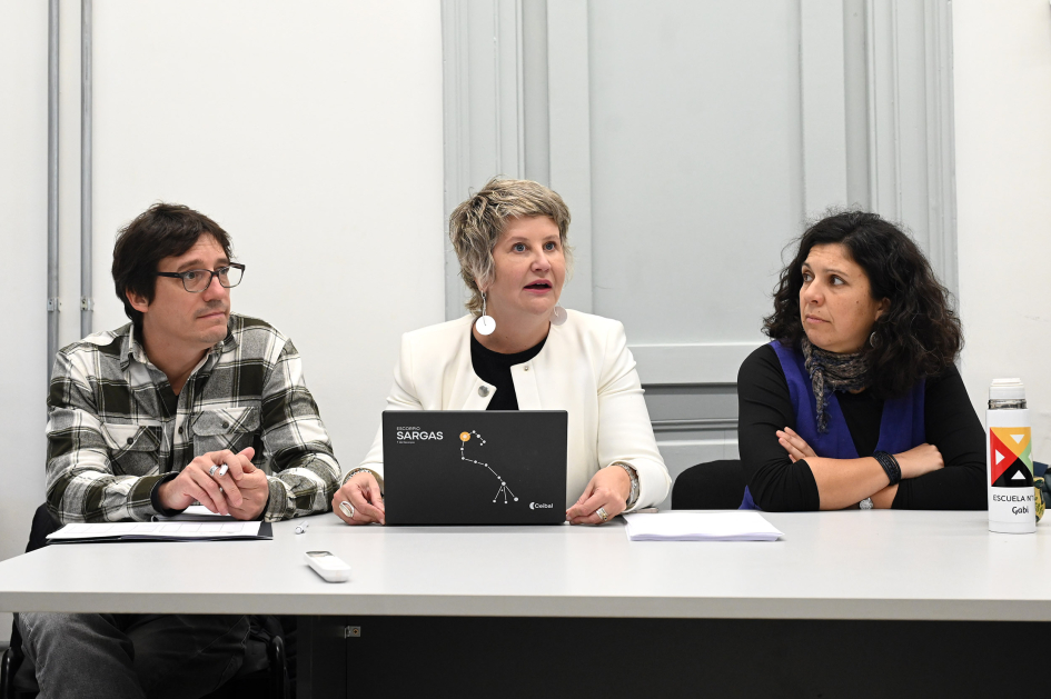 Personas exponiendo frente al público