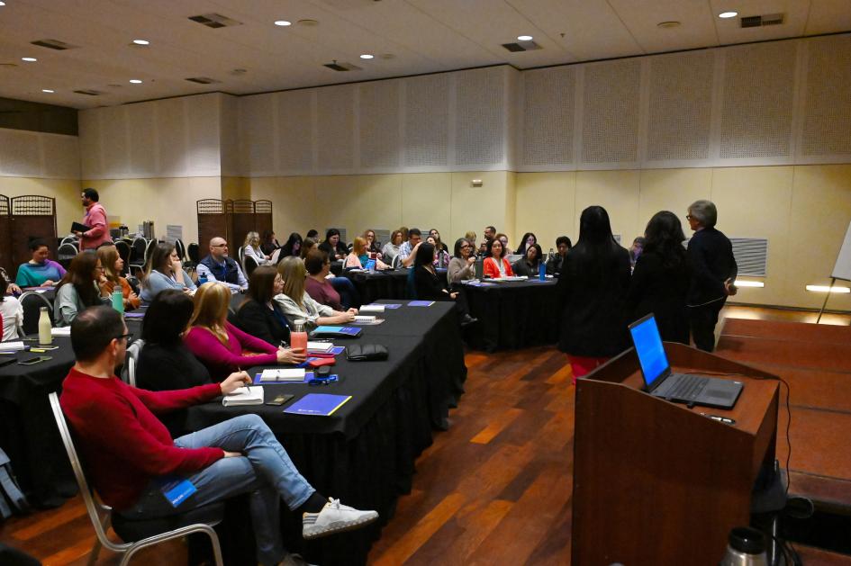 Sala Ibicuy del hotel, con las personas dispuestas en filas y los tres expositores de pie