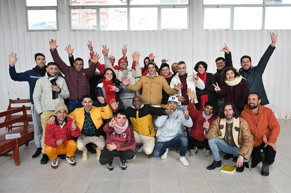 Foto grupal con los participantes alegres, levantando las manos