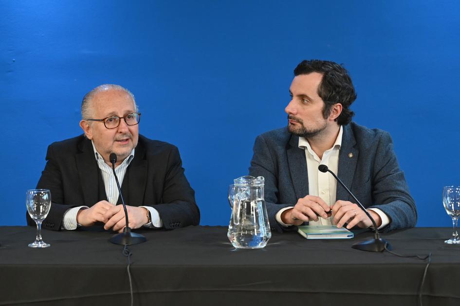 Ministro Pablo da Silveira hablando