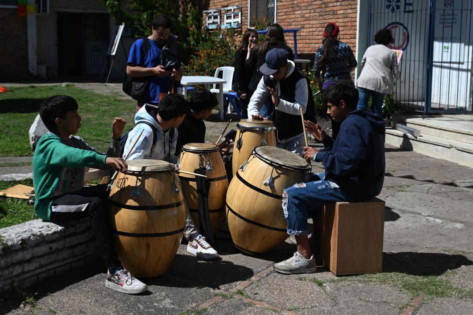 Estudiantes tocando el tambor en Cecap Paysandú