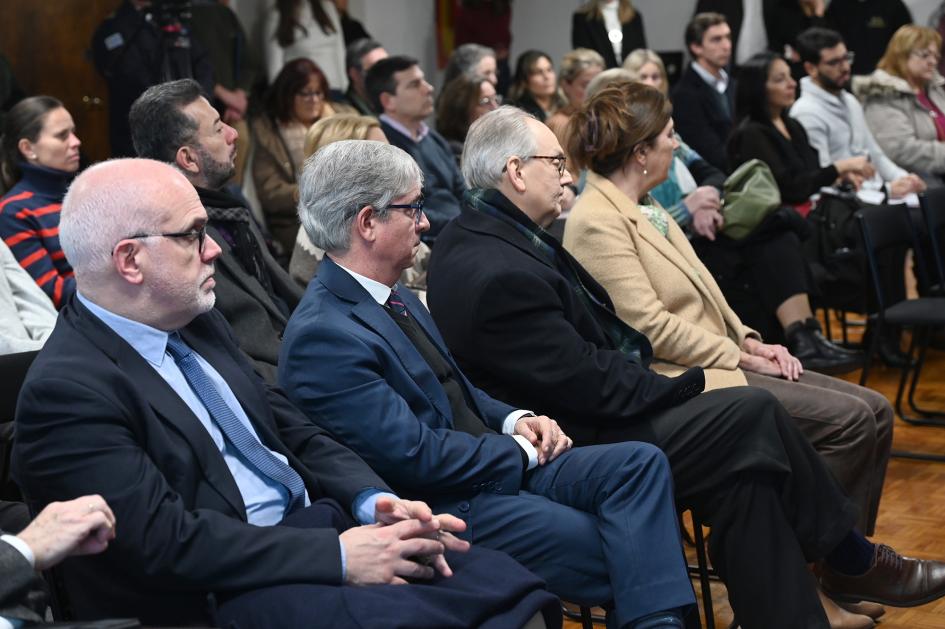 Personas invitadas sentadas en fila