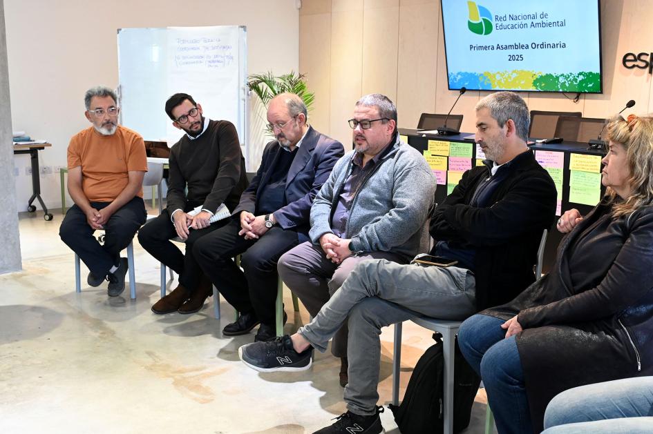 Autoridades participando de una asamblea