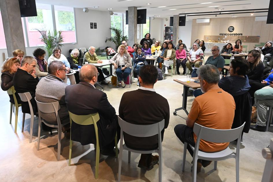 Personas participando de una asamblea