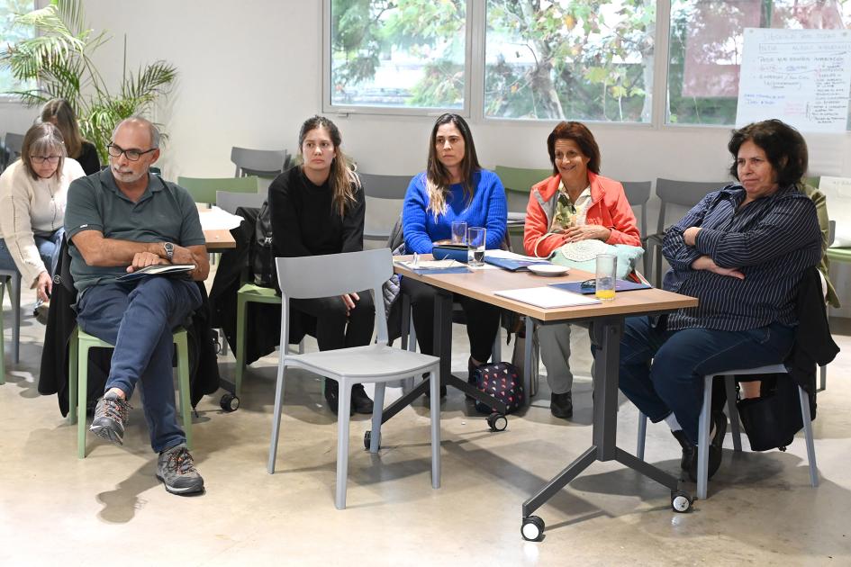 Personas participando de una asamblea