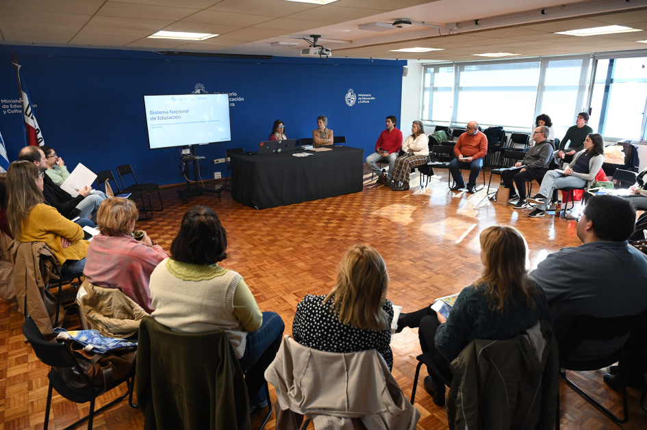 Ronda de personas antenta a los expositores
