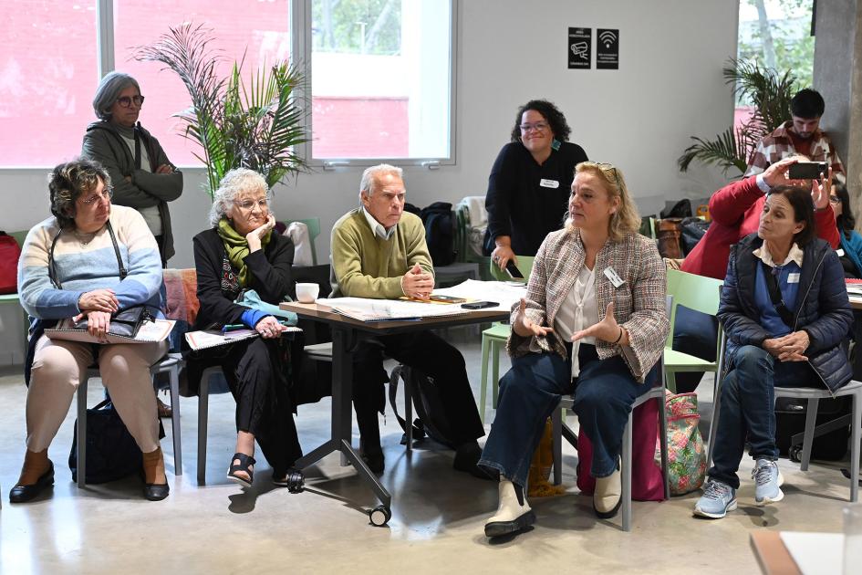 Personas participando de una asamblea