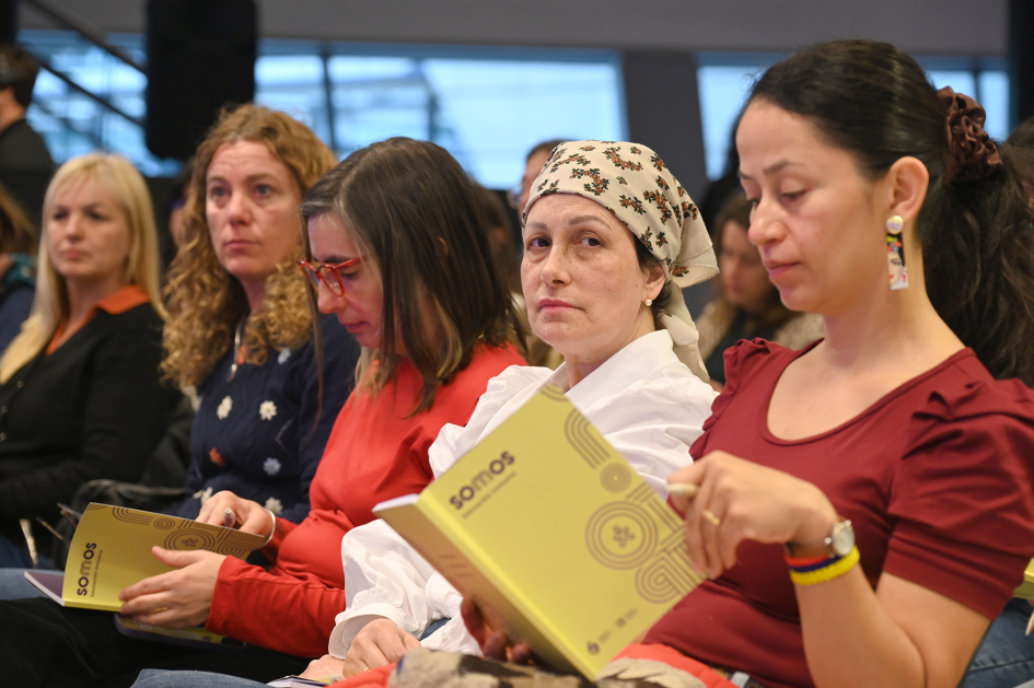 Personas participando de la apertura de SOMOS