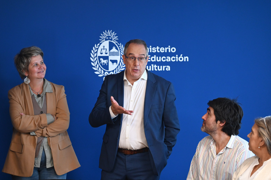 Ministro exponiendo frente a los participantes