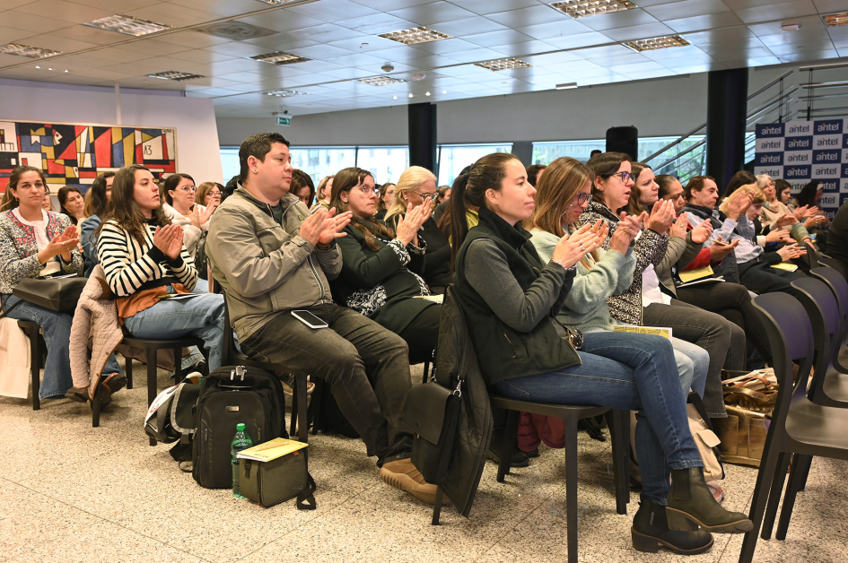 Personas participando de la apertura de SOMOS