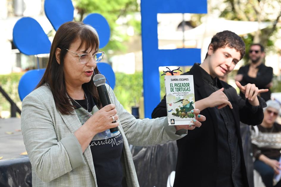 Escritora leyendo un libro