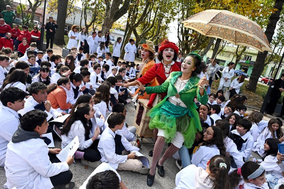 niños y niñas disfrutando del espectáculo