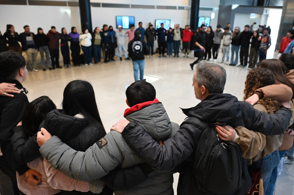 Personas en ronda abrazándose