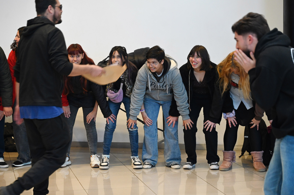 Jóvenes realizando un juego