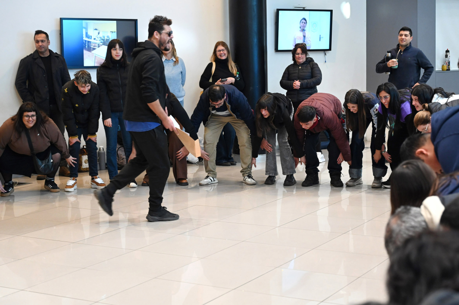 Jóvenes realizando una actividad