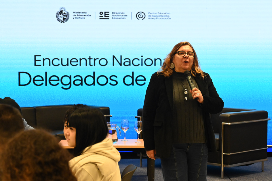 Mujer hablando al público