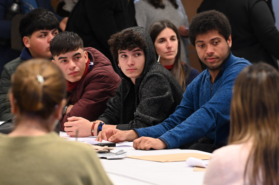 Jóvenes en una mesa