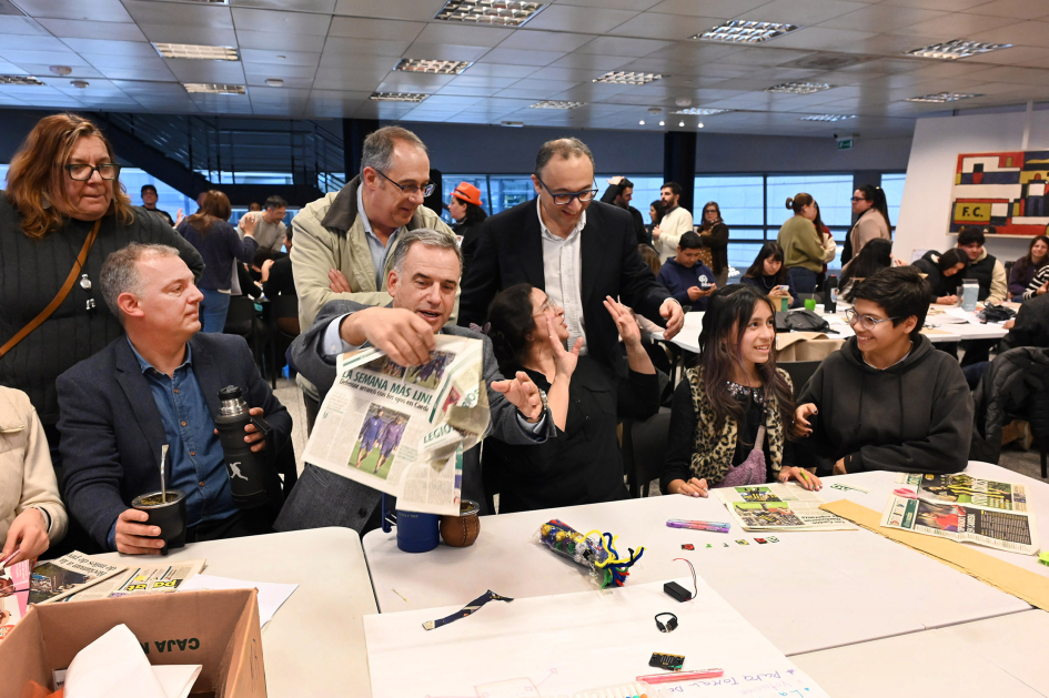 Autoridades alrededor de una mesa