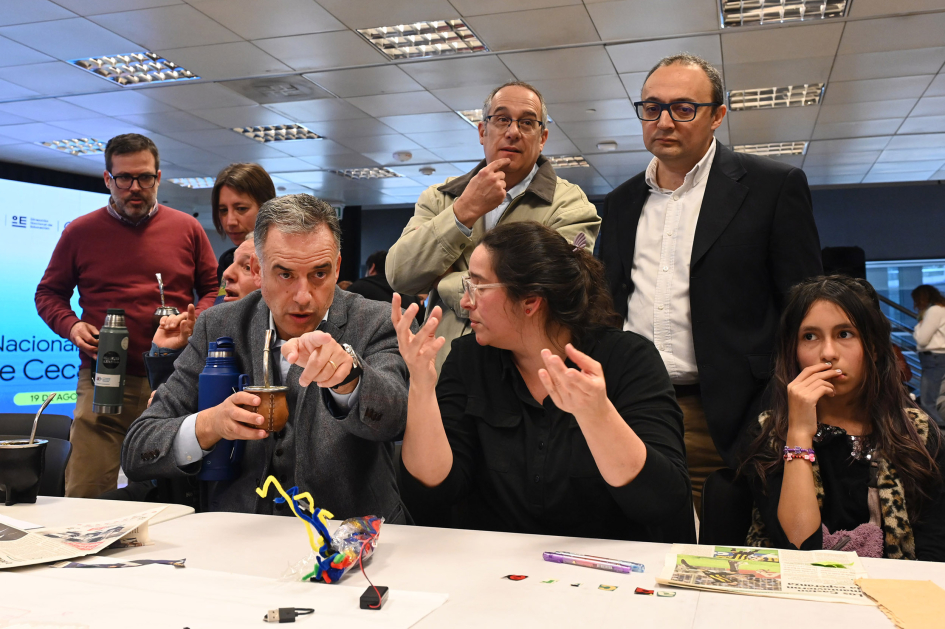 Autoridades en una mesa