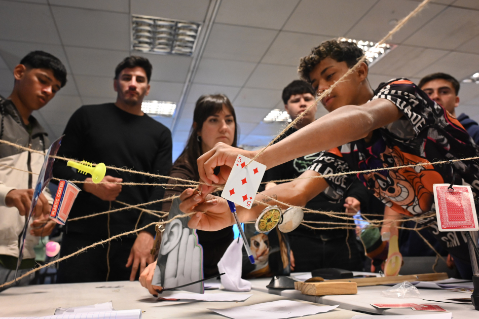 Jóvenes en ronda con hilos tensados generando una dinámica